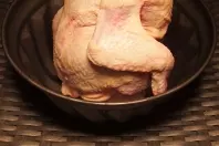 Huhn aufrecht braten: in einer Gugelhupfform