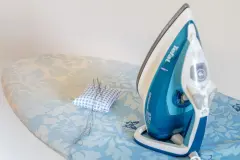 Beim B&uuml;geln: kleine N&auml;harbeiten erledigen