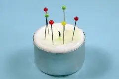 Kein Nadelkissen zur Hand? Nadeln in ein Teelicht stecken