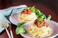 Superleichte Tomaten-Basilikum-Sommerpasta, schnell gemacht!