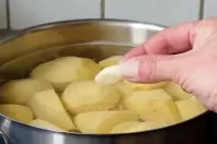 Salzkartoffeln mit Pepp - Knoblauch mitkochen