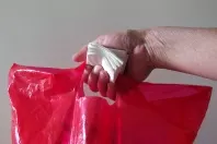 Gegen Einschneiden von Plastiktüten