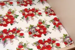 K&uuml;chenschr&auml;nke mit Geschenkpapier auslegen