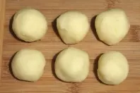 Selbst gemachte Kartoffelklöße schon morgens "rollen" / vorbereiten