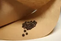 Gewürze in Mühlen füllen: mit Hilfe eines Kaffeefilters