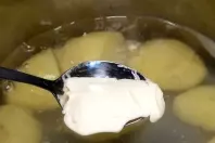 Salzkartoffeln werden schneller gar mit etwas Margarine im Kochwasser