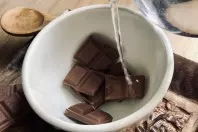 Schokolade schmelzen: Schokolade mit heißem Wasser übergießen