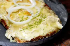 Angmachter Camenbert auf Brot - im Ofen gebacken