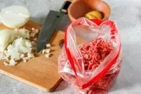 Hackfleisch sauber zubereiten: im Gefrierbeutel