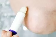 Lippenpflegestift gegen rauhe Ellenbogen