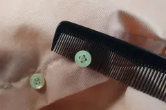 Knöpfe abtrennen: Hilfe mit feinem Kamm