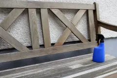 Gartenmöbel mit Sprühflasche "streichen"