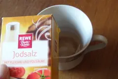 Rückstände von Schwarzem Tee in Tassen/Kannen