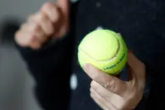 Hundespielzeug selber machen aus Tennisball & Waschhandschuh