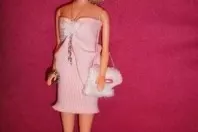 Zopfgummis werden als Haarband für die Barbie Puppe verwendet