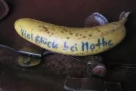 Einen lieben Wunsch oder eine Botschaft auf einer Banane