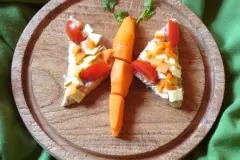 Käsetoast mit Tomate und Möhre in Schmetterlingsform