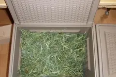 Heu aufbewahren: in einer W&auml;schebox