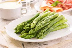 Grüner Spargel in Alufolie