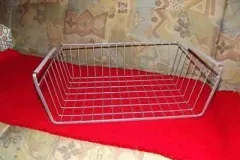 Praktische Heuraufe aus einem Regalkorb
