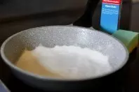Eingebrannte Pfanne mit Salz reinigen