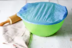 Hefeteig unter der Duschhaube gehen lassen