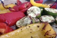 Geschmorte Paprika und Zucchini mit Schafskäse