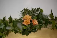 Elegante Blumendekoration für lange Tafel