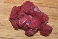 Bei Chili con Carne statt Hack das Fleisch fein schneiden