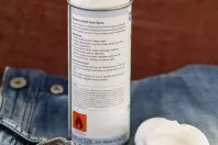 Wandfarbe in Kleidung mit Backofenschaum entfernen