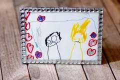 Bilder und Basteleien der Kinder aufbewahren