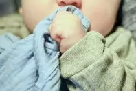 Erleichterung für das zahnende Baby: Kalte Mullwindel