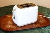 Toaster auf Tablett - Krümelfreie Arbeitsfläche