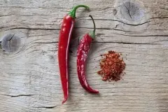 Peperoni trocknen und mahlen