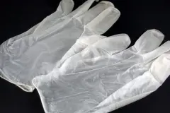 Latex Einweghandschuhe kleben zusammen