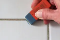 Fliesenfugen hell mit Radiergummi
