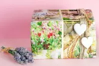 Geschenke individuell verpacken: mit schönen Seiten von Zeitschriften