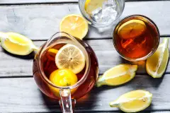 Kalorienarm und gesund: Zitronen-Eistee selbst machen