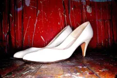Striemen und Flecken auf weißen Schuhen