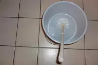 Einfaches Reinigen der Toilettenbürste