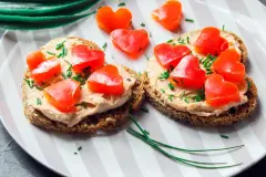Pumpernickel-Häppchen mit Frischkäse und Paprika