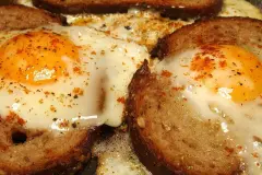 Für den schnellen Hunger: Gebratenes Brot mit Ei