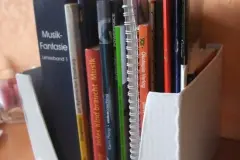 Buchstütze und Bücherkiste in einem