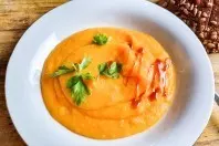 Cremesuppe aus roten Linsen und Karotten