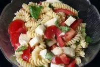 Sommerpasta mit Tomaten und Mozzarella