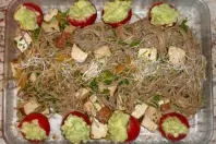 Vegetarischer Salat mit Buchweizennudeln und Tomaten