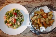 Spinat-Avocado-Krabben-Salat mit Knoblauchcroutons