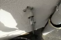 Abgebrochener Wasserhahn (oder Gussrohr) aus Gewinde herausdrehen