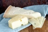 Käse fürs Überbacken mit dem Sparschäler
