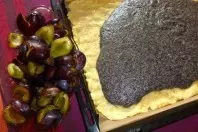 Pflaumen-Mohn-Kuchen auf dem Blech gebacken